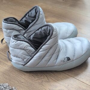 The North Face Light Gray Quilted Slippers